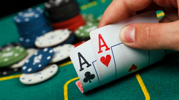 Game bài Poker được chơi bằng bộ bài tây 52 lá